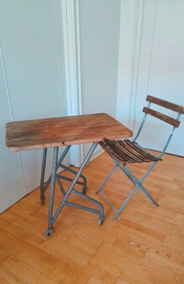 Træ, Andet, Fint ældre industri bord på hjul incl en stol.
Træpladen måler længde 74 cm, Dybde 49 cm