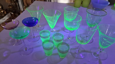 Glas, Vinglas uranglas, Overskud fra samling, forskellige urangrønne glas.
Billeder taget med uv lys
