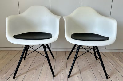 Charles Eames, stol, EAMES PLASTIC ARMCHAIR DAW, Hvide Eames-stole med armlæn

To hvide, originale E