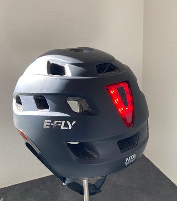 Cykelhjelm, E-FLY, Cykelhjelm
Indbygget rød lys 
E-FLY 
Str. 58-62  justerbar 
Farve sort
