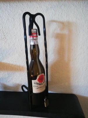 Flasker, Til baren, Gammel Dansk flaske låst fast i smedejern.
Fra en gammel bar. spørgsmål eller ha