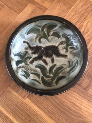 Keramik, Fad , Royal Copenhagen, Fad af Knud Kyhn 
Med løbende glad elefant 
Nr 21587, 24 cm 
1 sort