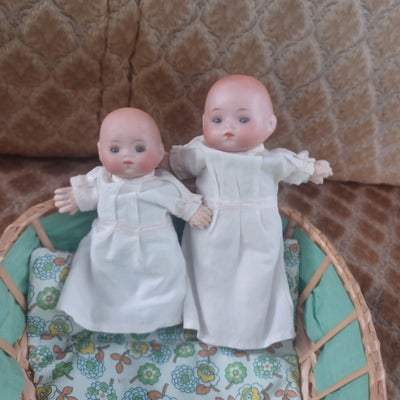 Dukker, Fine gamle babydukker, Vist dem som kaldes Bye Lo Baby Dolls.
L. 13 + 17 cm.
Samlet pris.