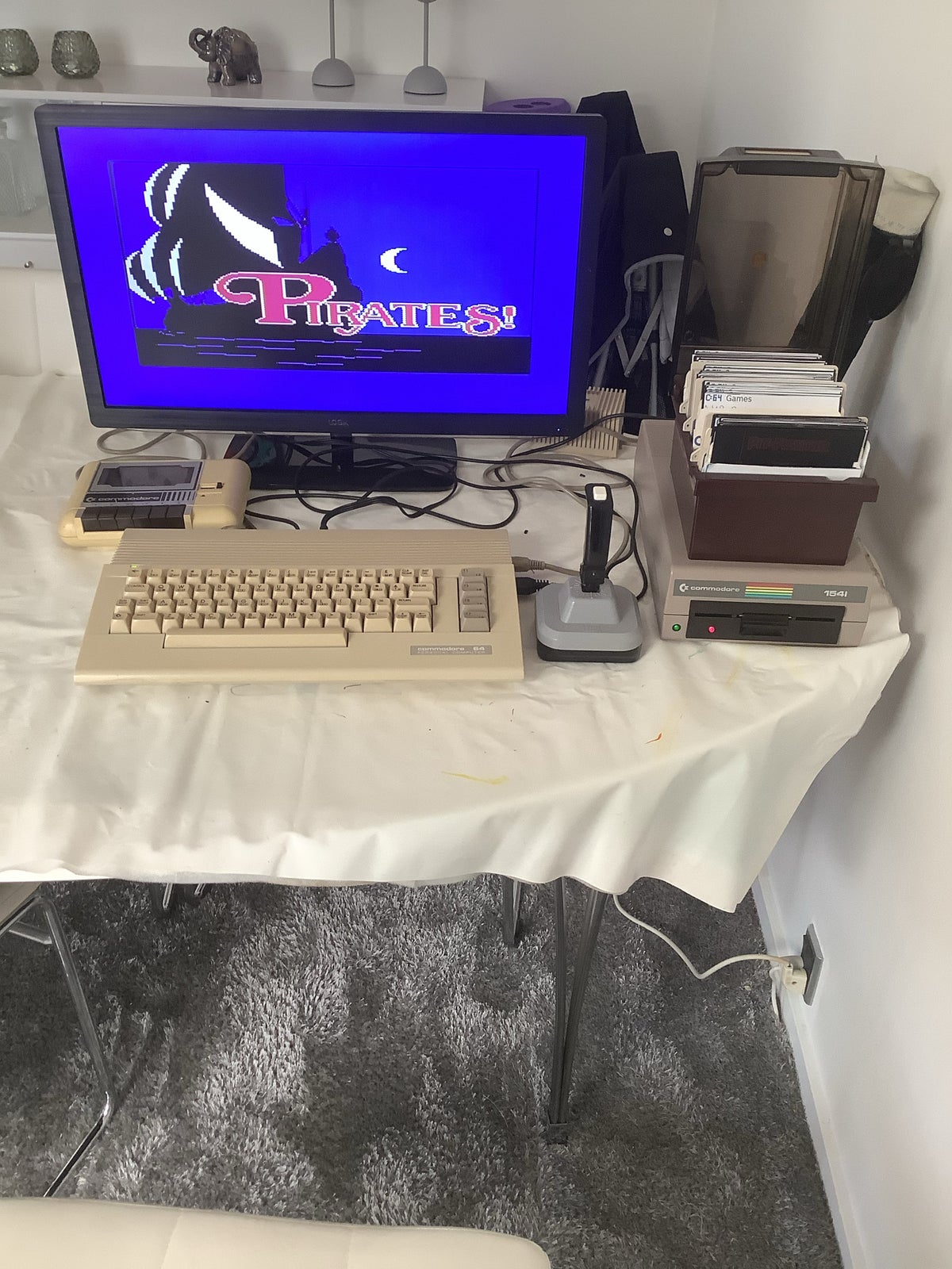 Commodore 64c, spillekonsol, God