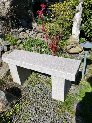 Bænk, Granit, Smuk stilren granitbænk med poleret sæde b.30cm L.100cm h. 45cm.. Den er i tre dele, f