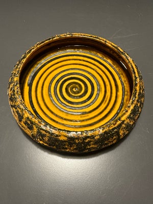 Stentøj, Skål, Johgus Bornholm, Smuk sennepsfarvet stentøjsskål fra Bornholms keramik. Designet af “