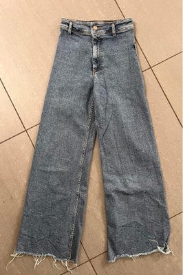 Jeans, Zara, str. 34,  Blå,  Næsten som ny, Flotte højtaljede jeans med vidde ben og flossede kanter