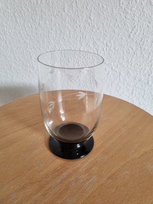 Glas, Glas., 8 glas på sort fod.  Fejlfrie. ingen skår eller andet.
Diameter : 6,5 cm.
Højde      : 