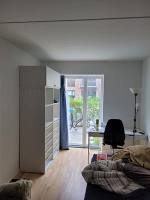 Garderobeskab, Big white wardrobe.

Very similar the one in the picture from IKEA.

Two big drawers 