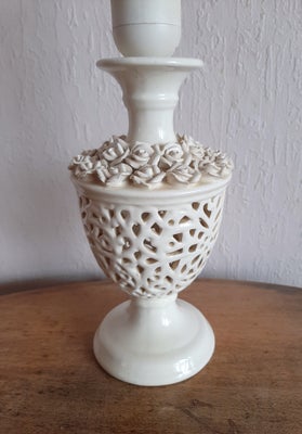 Lampe, Flot vintage lampe i hvid porcelæn/ fajance.
Med blomster og mønstre.
Ca h uden fatning 22 cm