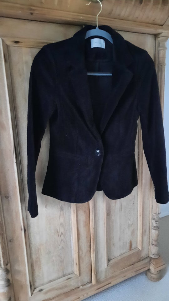 Blazer, str. 34, Neo Noir