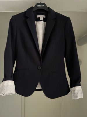 Blazer, str. 34, H&M,  1 sort, og 1 mørkeblå,  2 fine blazere,  Ubrugt, 2 meget flotte nye jakker sæ