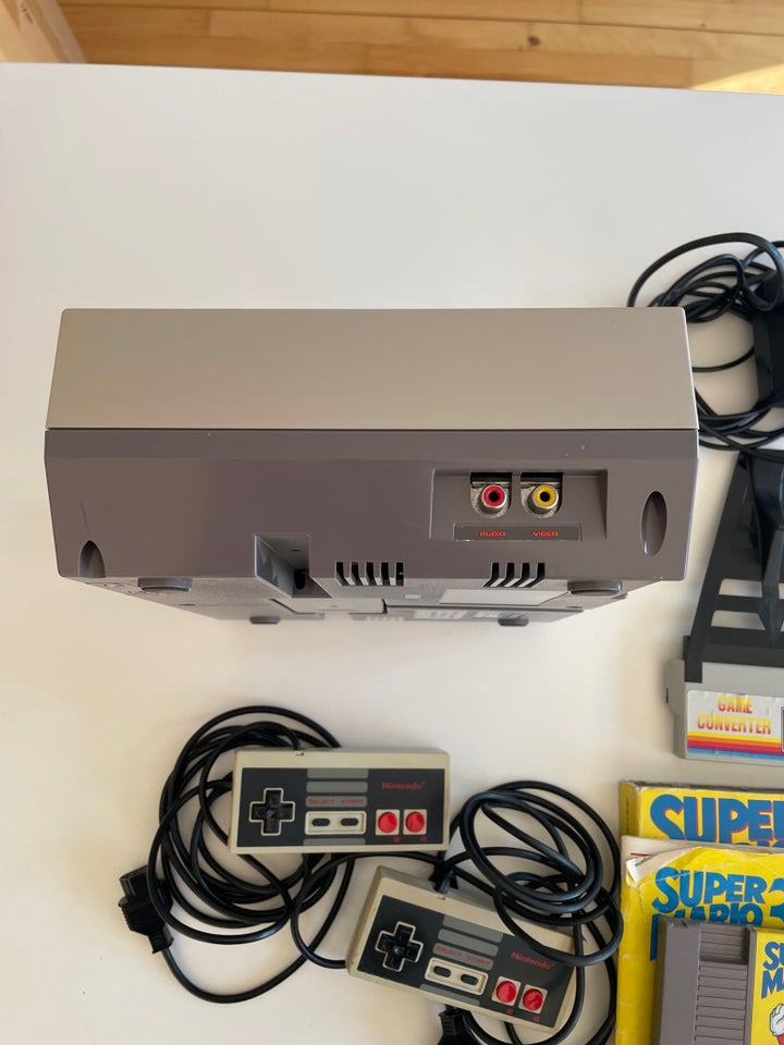 Nintendo NES inkl. 2 spil og 2 controllere, NES