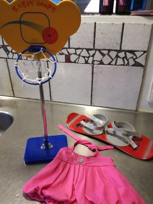 Build-a-bear tilbehør, Basketnet (50 kr), skateboard (50 kr) og sød lyserød kjole (25 kr).

Sender g