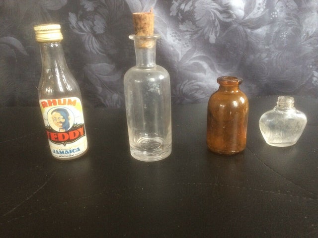 Flasker, 4 gamle små flasker, En lille gammel romflaske.…