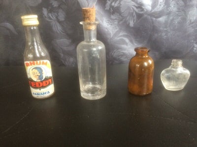 Flasker, 4 gamle små flasker, En lille gammel romflaske. Med ediket.  11 cm... 2 gamle medicin flask