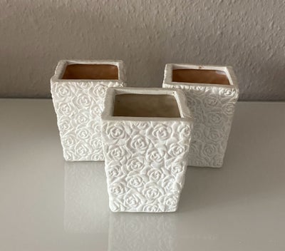 Vase, Små urtepotter, Home Art, 3 små hvide urtepotter med hvide blomster, i lertøj.
Højde: 10 cm.  