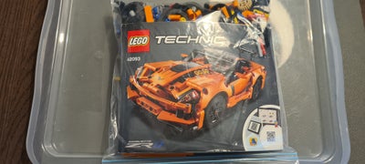 Lego Technic, 42093, Technic bil sælges uden pakke. Er sorteret i selv luk pose. Bog medfølger.

Kom