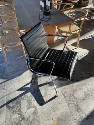 Eames, EA108 med armlæn , Eames stol, NY PRIS - Smuk Eames stol i sort læder med armlæn sælges. Står