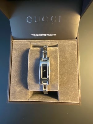 Dameur, Gucci, Klassisk flot Gucci armbåndsur.
Model 3900L.
Kasse af rustfrit stål, mål: 3,5 cm x 1,