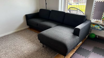 Sofa, 3 år gammel chaiselong sofa. Fejler intet overhovedet. Kan skilles ad for nemmere transport.

