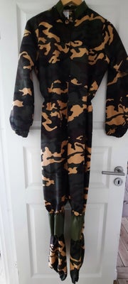 Camouflage kedeldragt, Udklædning til sidste skoledag eller andet. 
Dragten er brugt 1 gang og fejle