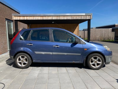 Ford Fiesta, 1,4 Ambiente, Benzin, 2006, km 155000, blåmetal, træk, ABS, airbag, 5-dørs, centrallås,