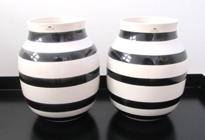 Vase, samlet pris for 2 stk ens, Kähler Omaggio 20 cm sort / hvid, 2 stk ens Kähler Omaggio vaser, 2