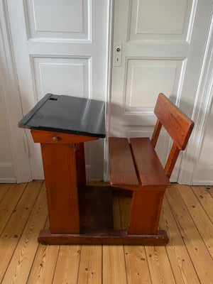 Gammel skolebænk, Længde: 78 cm

Bredde: 57 cm

Total højde: 82 cm

Siddehøjde: 49

Gammel skolebænk