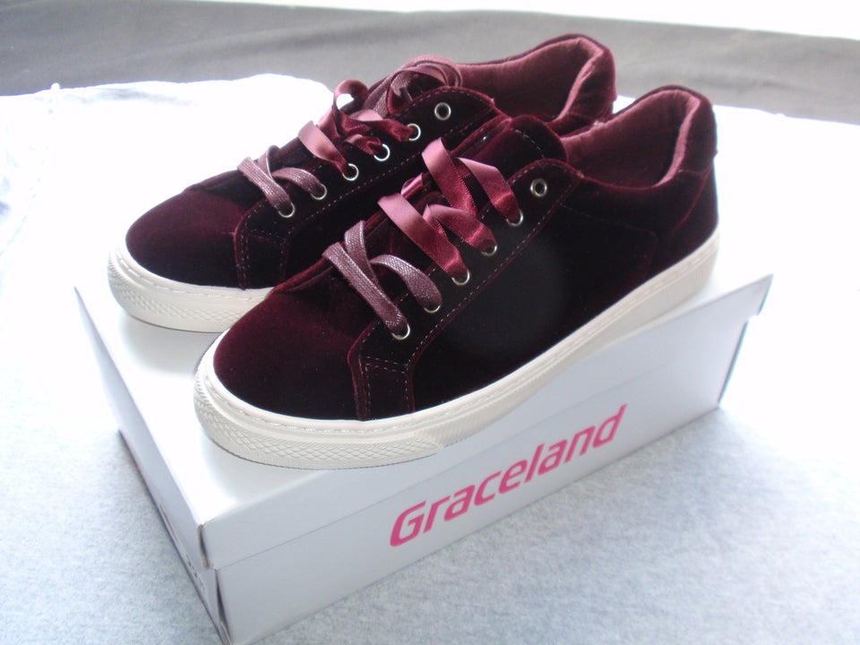 Sneakers, str. 39, Graceland