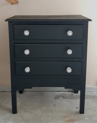Kommode, Gammel sortmalet kommode med porcelænsknopper med grå striber og elefanter.