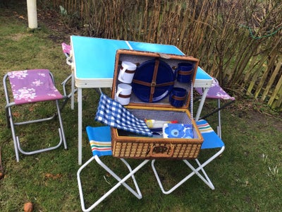 Picnicbord og picnickurv, Ud i det blå?
Her har du et retro campingbord Stiliac, fra Italien med 6 t