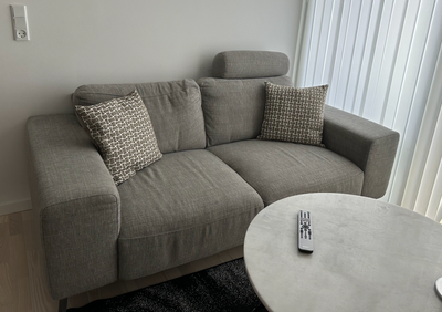Sofa, stof, 2 pers., 2 mands sofa, stof i farven grå sælges. Under 2 år gammel. 

Længde: ca 180 cm 
