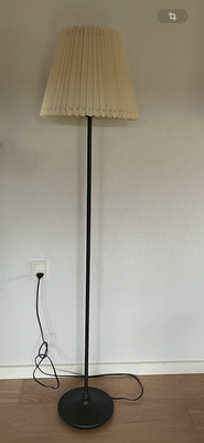 Standerlampe, H = 151 cm. Skærm: Ø36x28 cm.