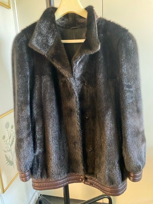 Pels, str. 40, Vedbæk pels,  Mørk brun,  Sæl,  God men brugt, Flot vintage jakke af brun farvet sæls