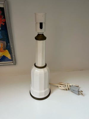 Lampe, Heiberg, Flot hvid bordlampe med messing bund,top,og mellemstykke.
Lampen er hel og i orden m