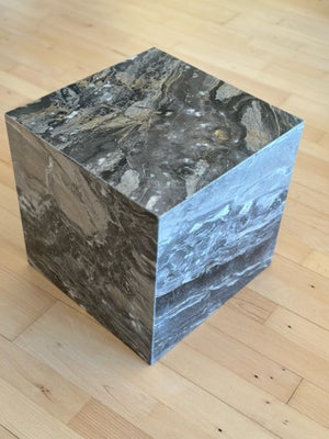 Marmorbord, Menu Plinth Cubic Sofabord, marmor, b: 37 l: 37 h: 37, Sofabordet er for mange et vigtig