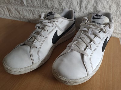 Sneakers, Nike, str. 42,5,  Hvid,  Næsten som ny, Court Royale. Indremål 27 cm.

Brugt få gange.

Fo