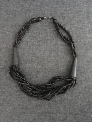 Halskæde, bijouteri, Flot sort perlekæde i flere rækker og længde, Super fin halskæde i sort med sto
