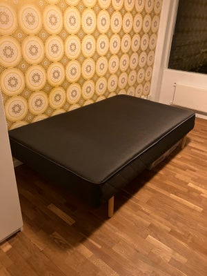 Boxmadras, IKEA, b: 120 l: 200, Sælger denne boksmadras seng i sort med lyse træben. Benene kan udsk