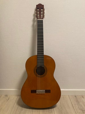 Spansk, Yamaha CG-100A, 
Rigtig fin Yamaha guitar, næsten ubrugt, strenge skiftet en enkelt gang - M