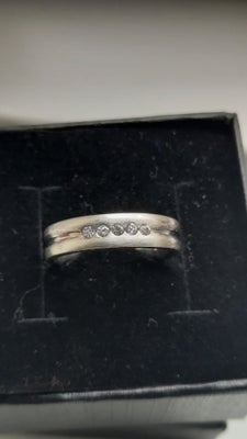 Ring, sølv, PSL, Smuk, feminin og kraftig ring udført i poleret Sterlingsølv prydet med smukke cubic