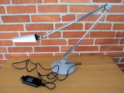 Skrivebordslampe, Luxo Air

Bordlampe i pæn stand med ganske få brugsspor.

Bemærk venligst at lampe