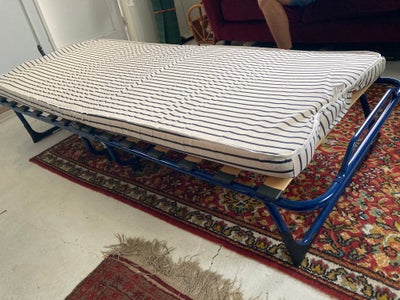 Enkeltseng, Ikea, b: 80 l: 190 h: 34, 2 klap-ud senge sælges samlet til 800 kr.

Kun brugt få gange,