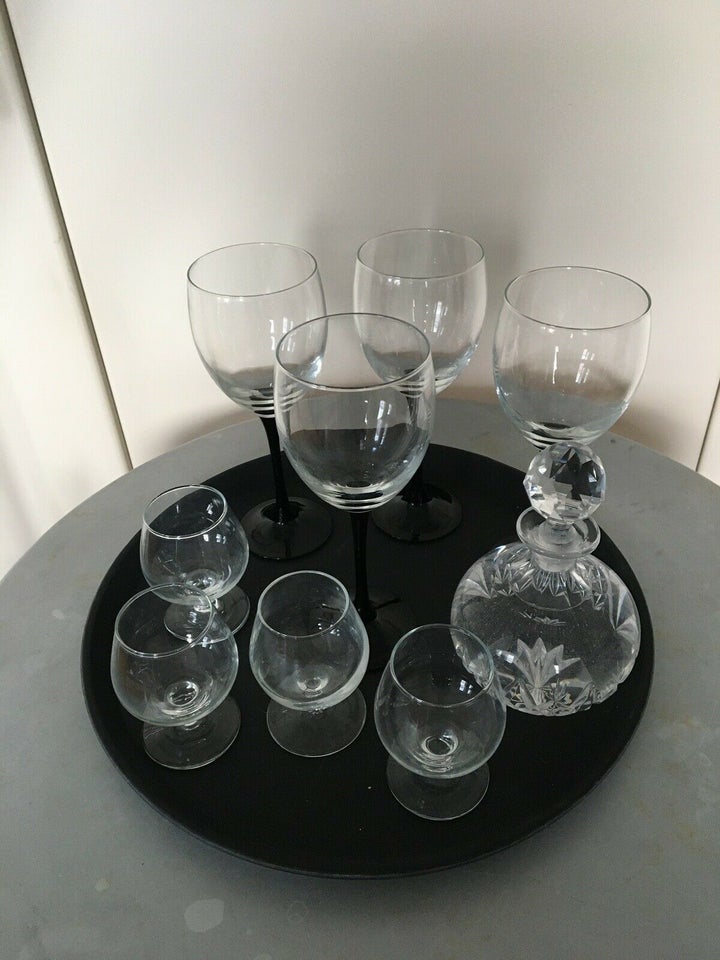 Glas, 4 cognac glas og karaffel, og 4 rødvinsglas på sort fod