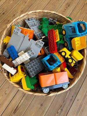 Lego Duplo, Stor kurvfuld blandet Duplo LEGO: Togbane med skinner og vogne, kran, stationshus, bro o