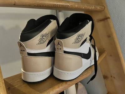 Sneakers, str. 40, Nike Jordan Air,  Sort hvid creme,  Ubrugt, Fejl køb.

Sælges:

Nike Jordan Air
S