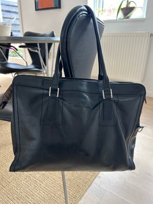 Computertaske, Castelijn Bereens, Velholdt rummelig computertaske i flot italiensk sort læder. Rumme