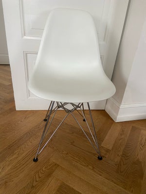 Eames, stol, DSR, Hvid, i rigtig fin stand. Fremstillet hos Vitra men stempel i bunden.
Eames Plasti