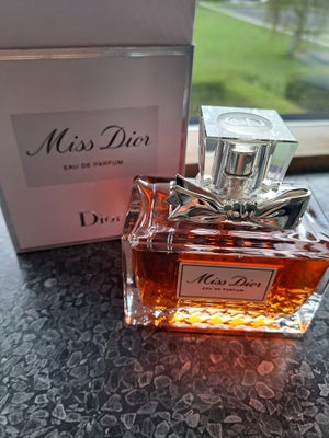 Eau de parfum, Parfume, Dior, 100 ml Miss Dior Eau de Parfume.

En super dejlig duft. Der er taget 2